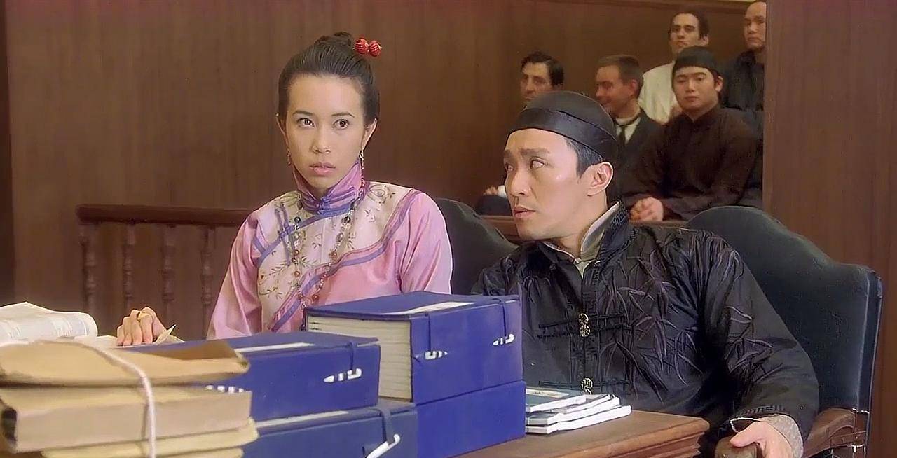 电影《食神》里,莫文蔚为了支持周星驰,不惜特意扮丑,出演"双刀火鸡姐