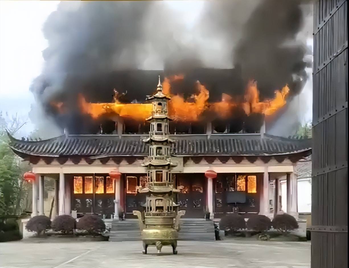 2021年农历二月初二,岩龙禅寺大雄宝殿于一场无故大火中焚毁,周边草木