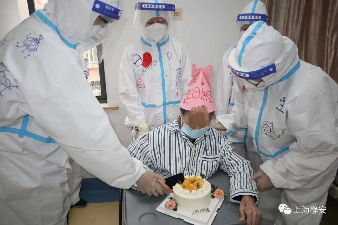 " 病床上的90岁老人被"大白"送上祝福_傅怡_蛋糕_寿桃