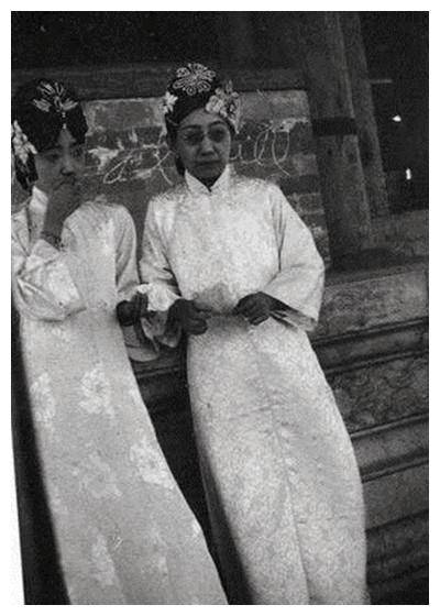 作为最后的女王,无论是她个人对皇后的虚荣重视,还是她背负的家庭