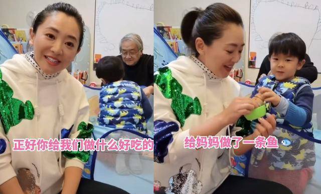 从视频背景可以看出月亮姐姐家里布置地极为朴素,简单的白色墙面上挂