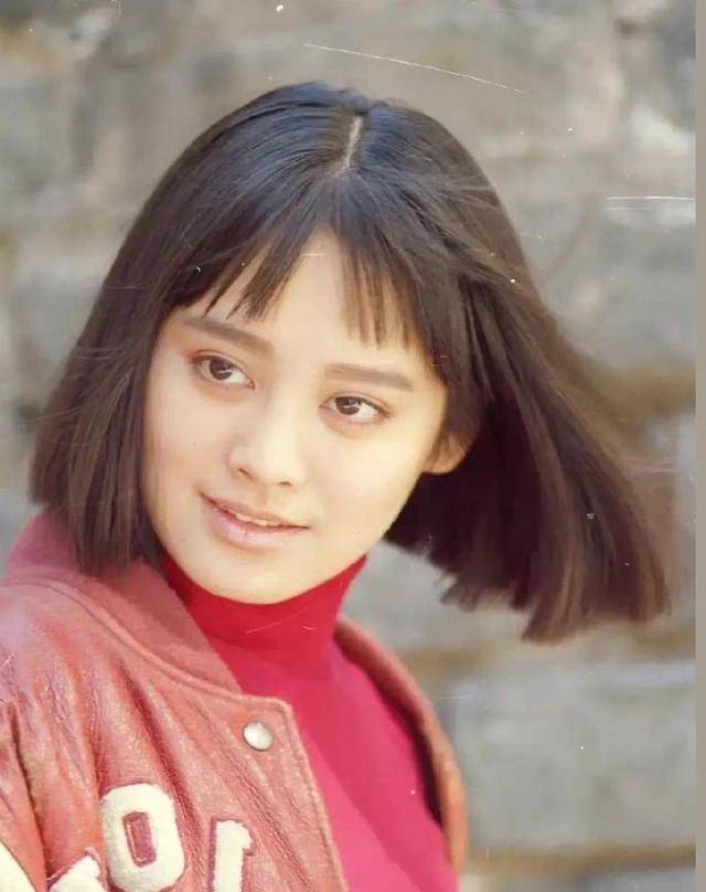 年轻时候的宁静,皮衣开裂了都没掩盖住她大气美丽的五官!