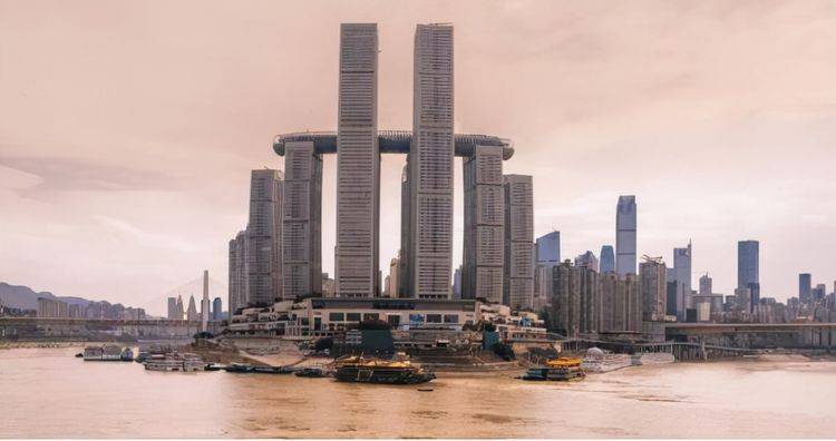 中国又1建筑奇迹，全球首座横向摩天大楼落户重庆，老外难以置信