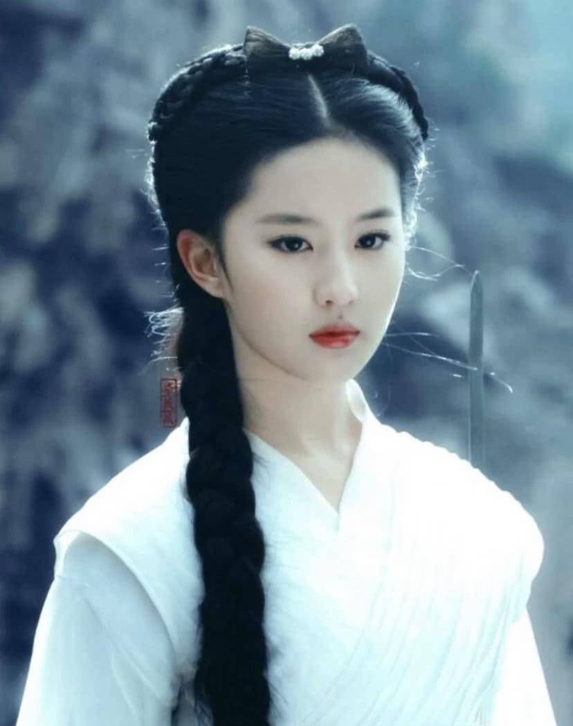 尤其是刘亦菲天生自带的仙气气质,给旗袍和古装附上了一层感情色彩,一