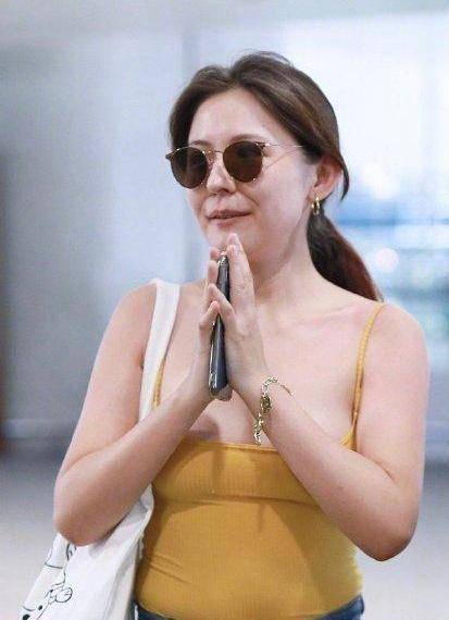 热依扎错失白玉兰奖,在荒野中背奶的她,确实不一般_因为_小时候_女