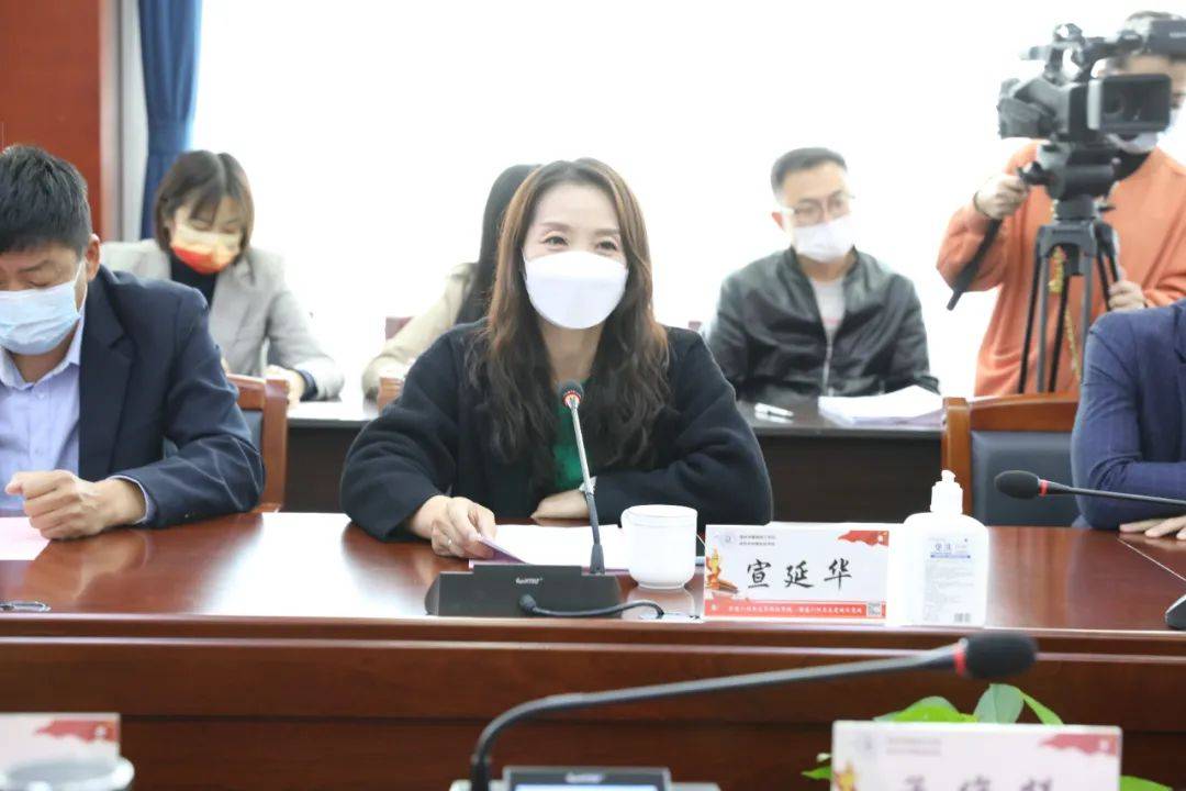 家长代表宣延华,王志军发言,感谢学校对孩子的精心培养,并为学生提供