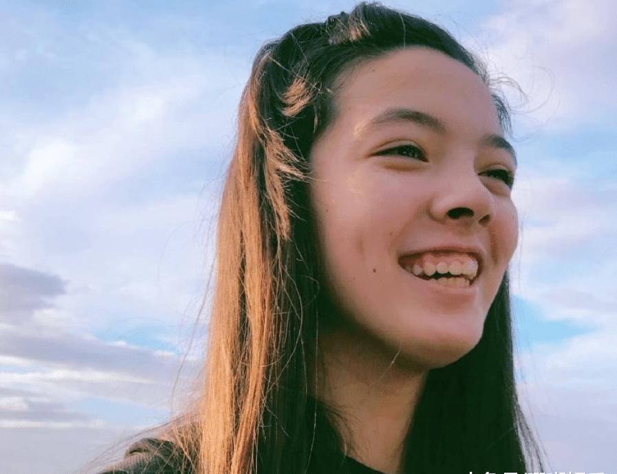 《巴啦啦》凌美雪长开了,看了14岁照片后,才懂"女大十八变"_刘黛希