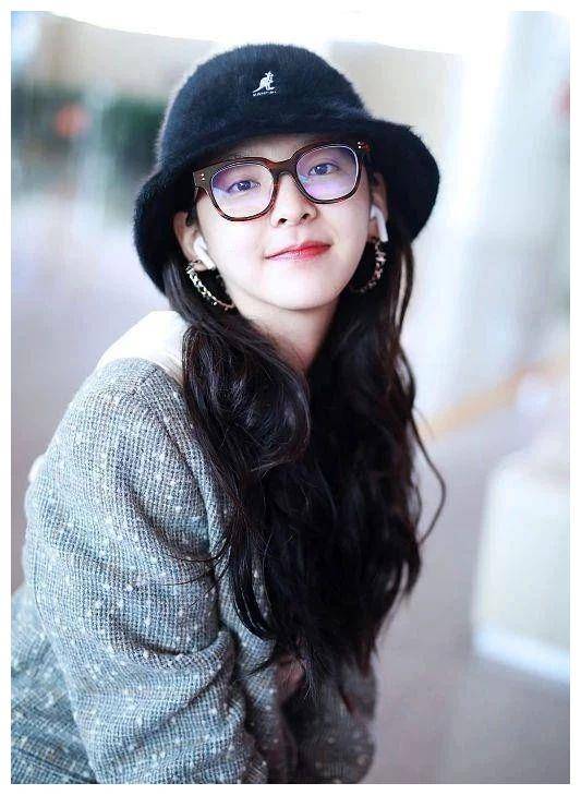 原创章若楠上演了热血女孩潮流搭配大眼睛超短裤马丁靴青春的模样