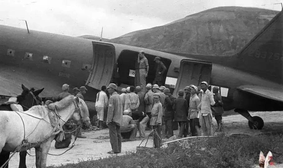 1945年的延安刚刚召开了七大,各地解放区的高级将领都出席了在延安