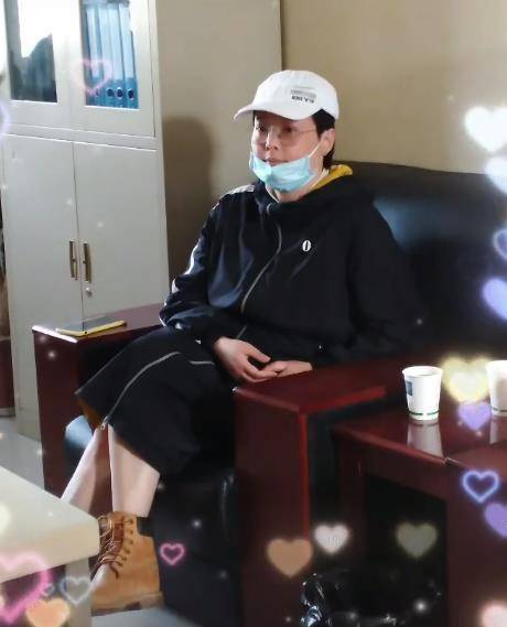 原创48岁袁立现身医院看望患者素颜现身打扮朴素毫无明星架子