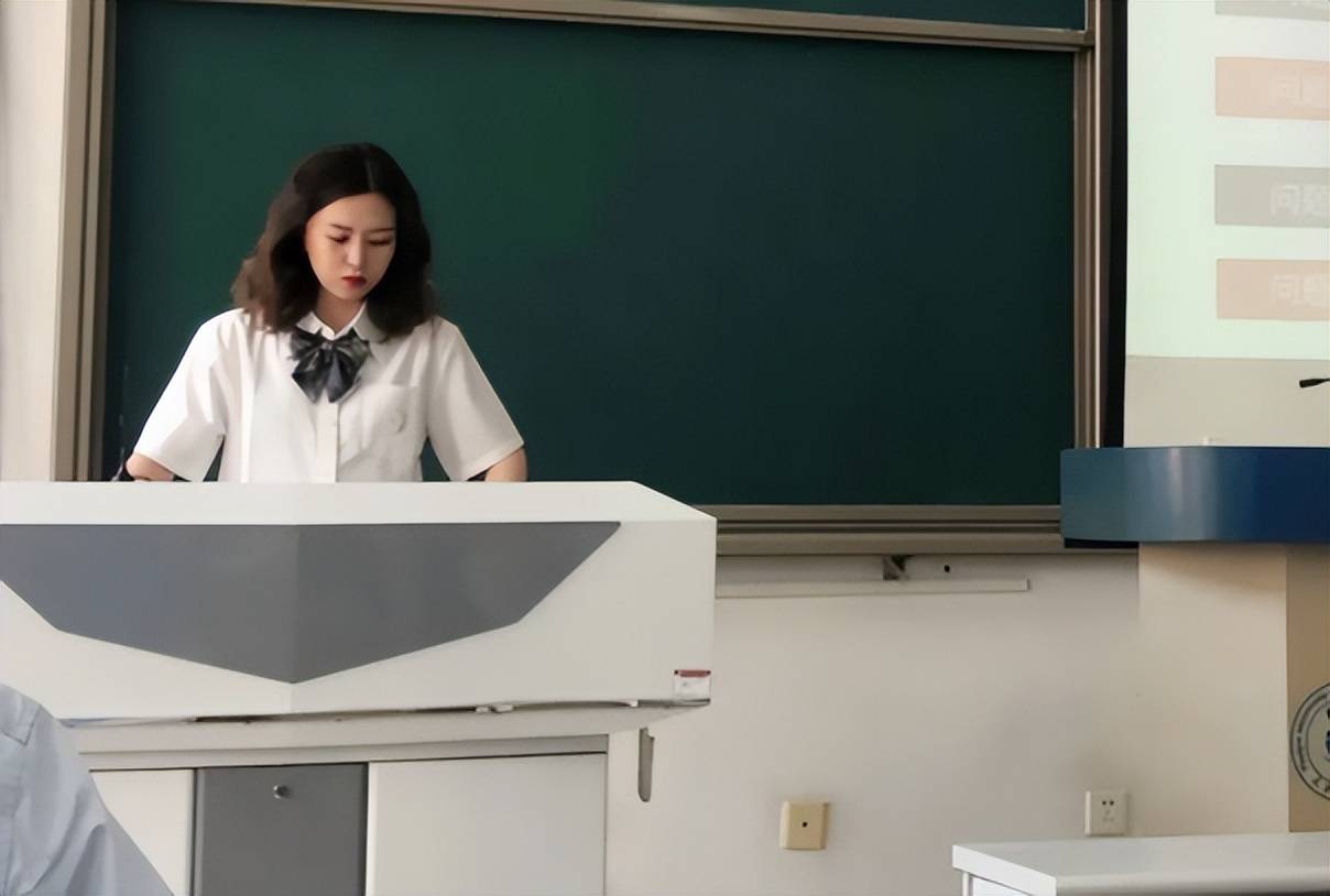 原创中学女老师穿紧身衣上课被校长严厉批评教师还有没有穿衣自由