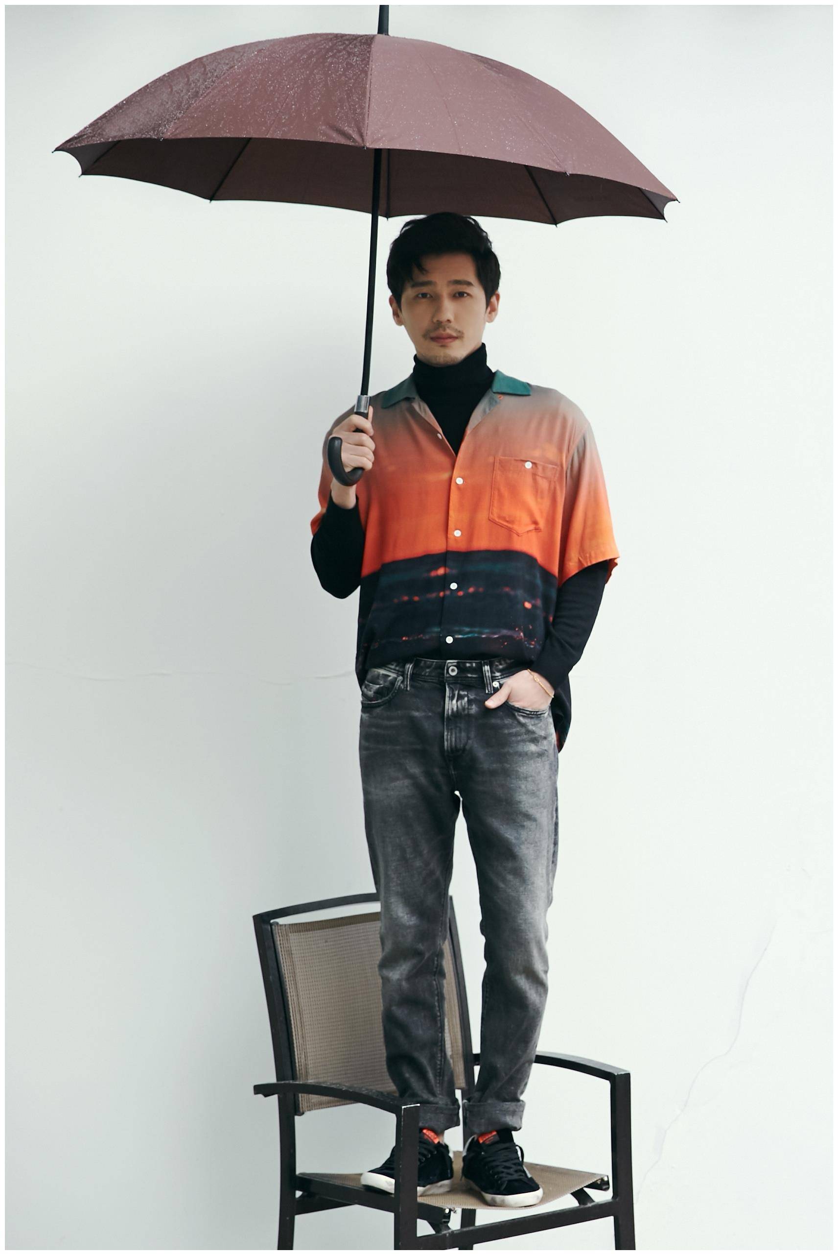 原创朱一龙一身灰色西装干净温和白宇拼接衬衫配牛仔裤酷帅有型