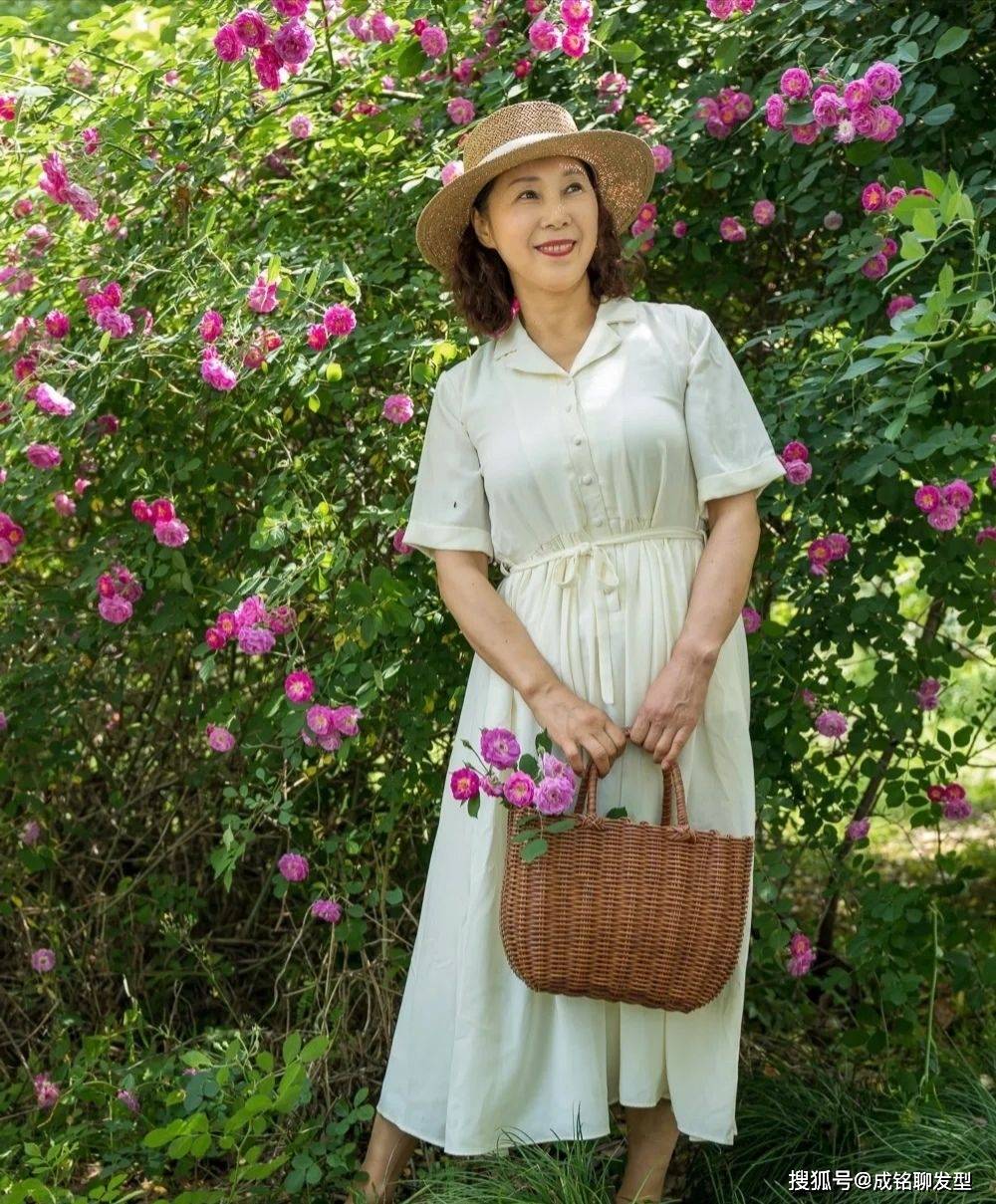 千金难买老来瘦这位60岁的阿姨身材微胖凭穿搭穿出优雅气质