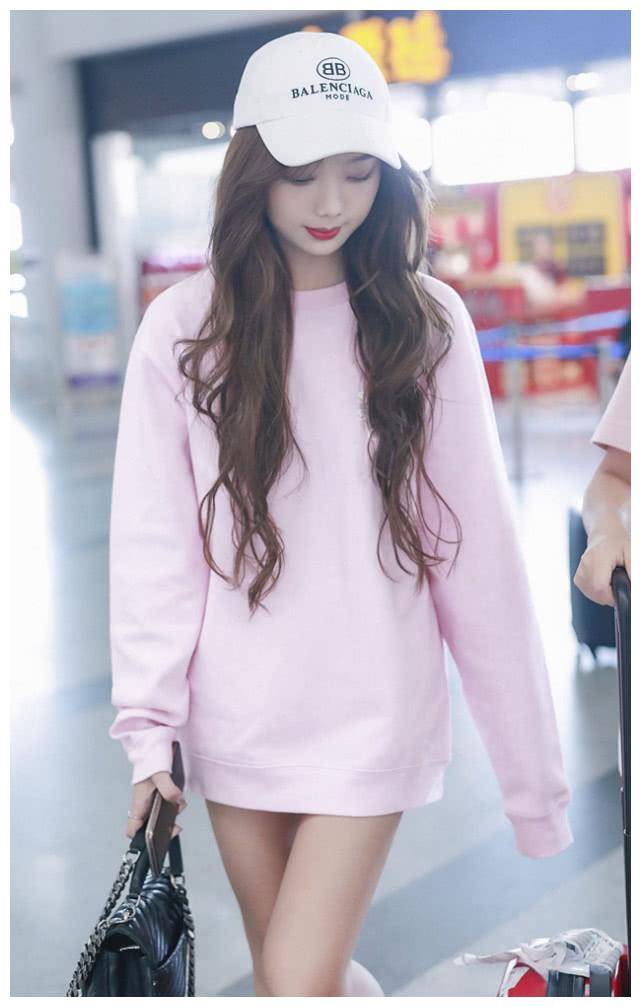 原创李紫婷最大方的一次秀腿只穿卫衣走机场不料学生党纷纷模仿