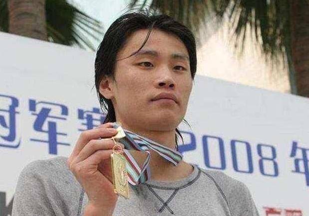他曾是中国游泳天才,亚洲记录的保持者,只因一顿烧烤被终身禁赛_欧阳