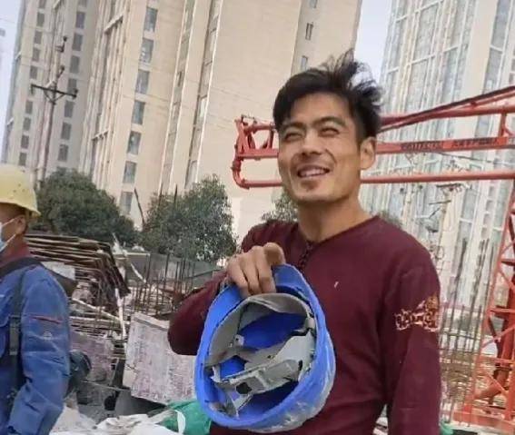 工地小伙因长得太像杨烁走红全网,脸型身形酷似,犹如杨烁本人_网友_谢