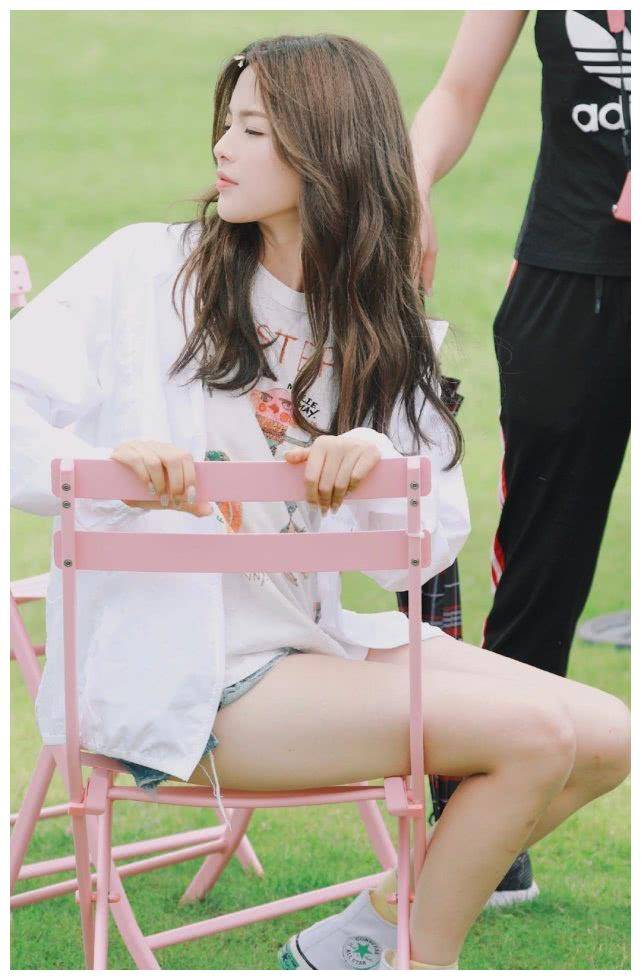 杨超越都出道这么久了还敢穿拖鞋出门太没有明星样了