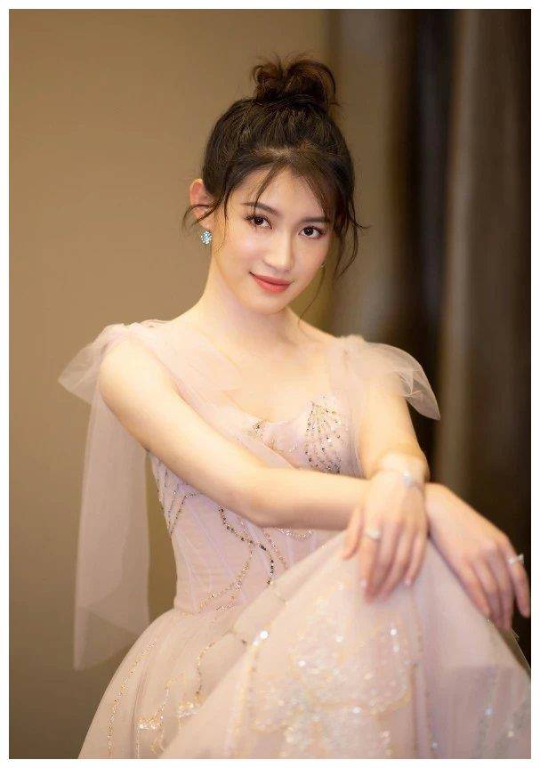 原创曾经被人恨之入骨的尔晴穿上礼服美得太惊艳瞬间黑转粉