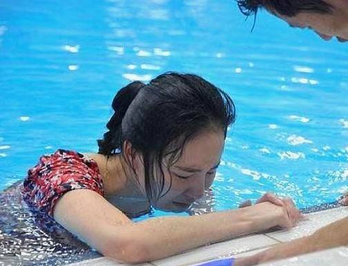 咬牙坚持,她在赛后被教练抱回_傅园慧_时候_赵菁