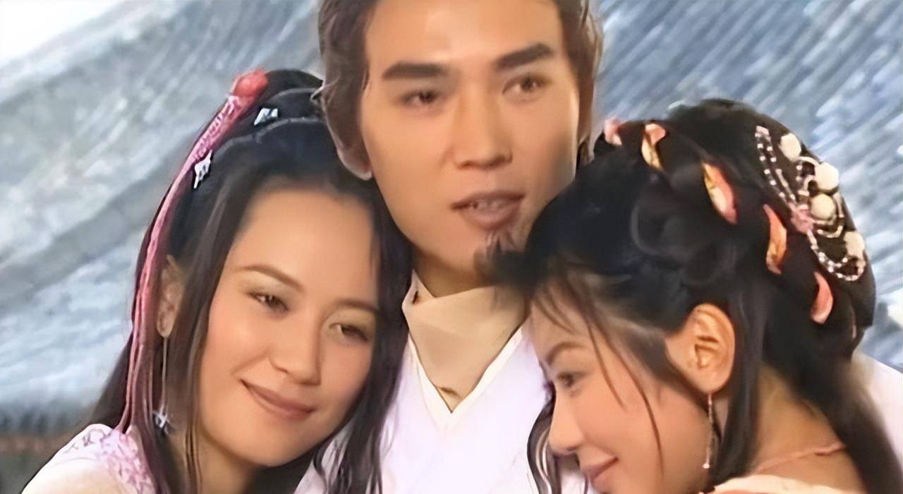 无论是俞飞鸿演的仙子还是贾静雯演的孙小红,都被焦恩俊拥在了怀中