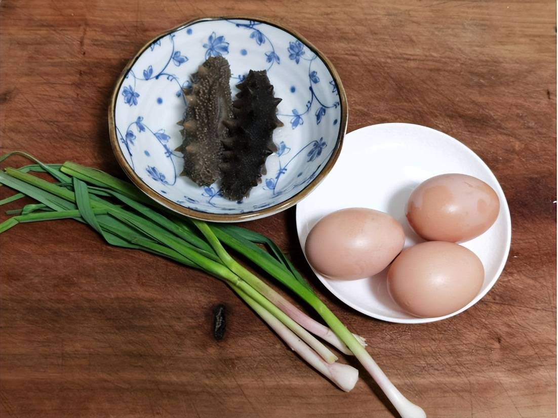 用料簡單,海參搭配營養雞蛋,隨便一做都好吃_進行_青蒜_時候