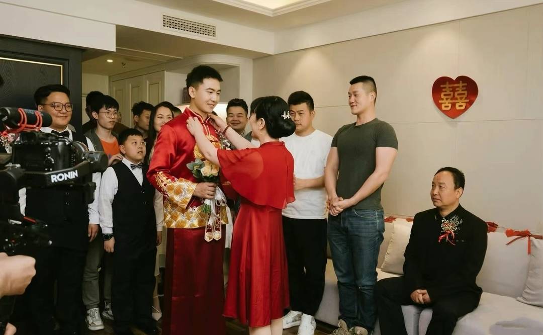 王威官宣结婚登顶热搜第一,好友杨幂送祝福,妻子颜值曝光好漂亮_婚礼