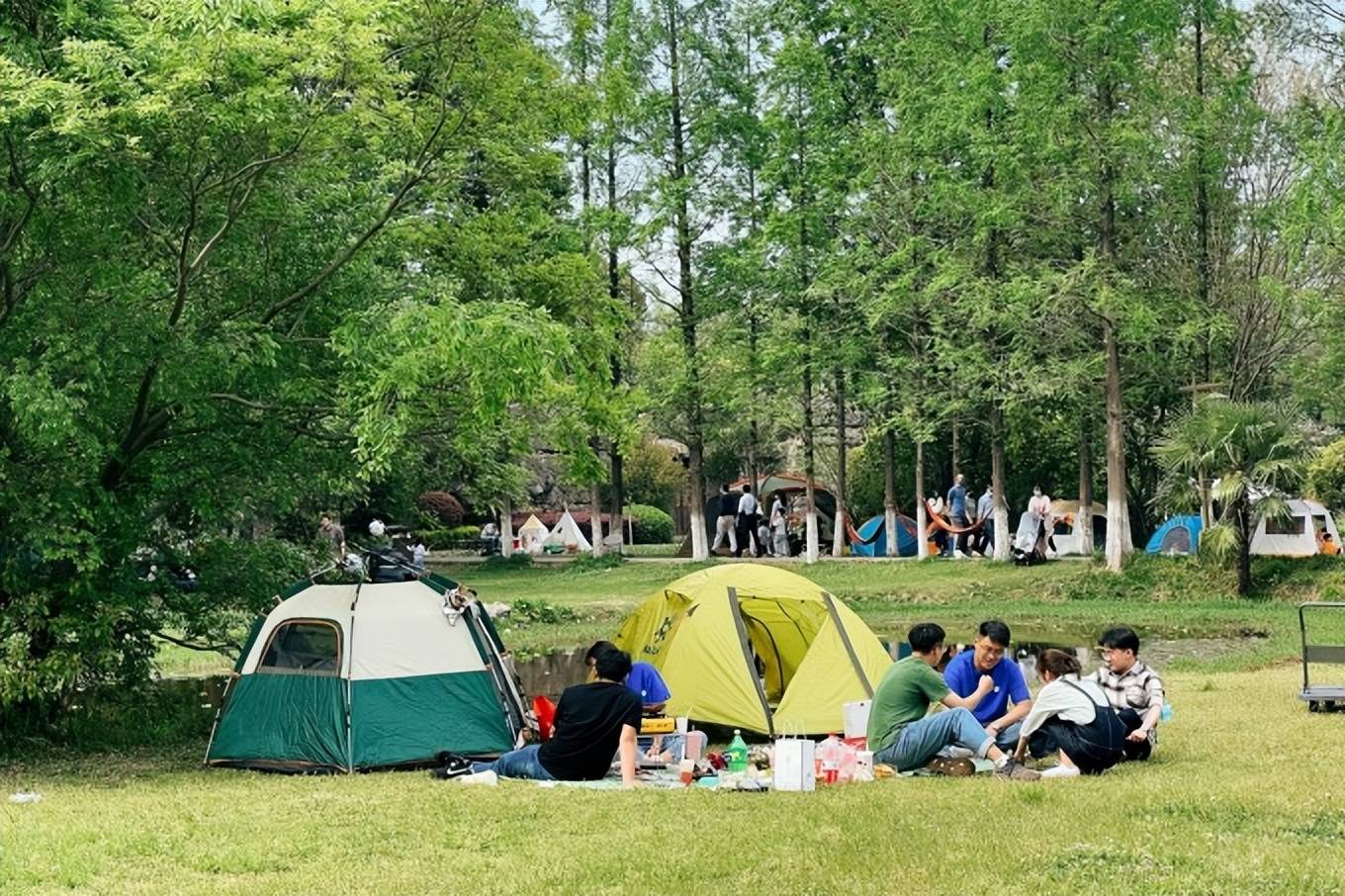 五一小长假江苏出游现状：公园挤满人，帐篷卖脱销