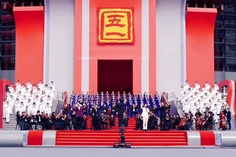 铺展时代画卷礼赞劳动之美央视五一晚会以温暖仪式致敬劳动者