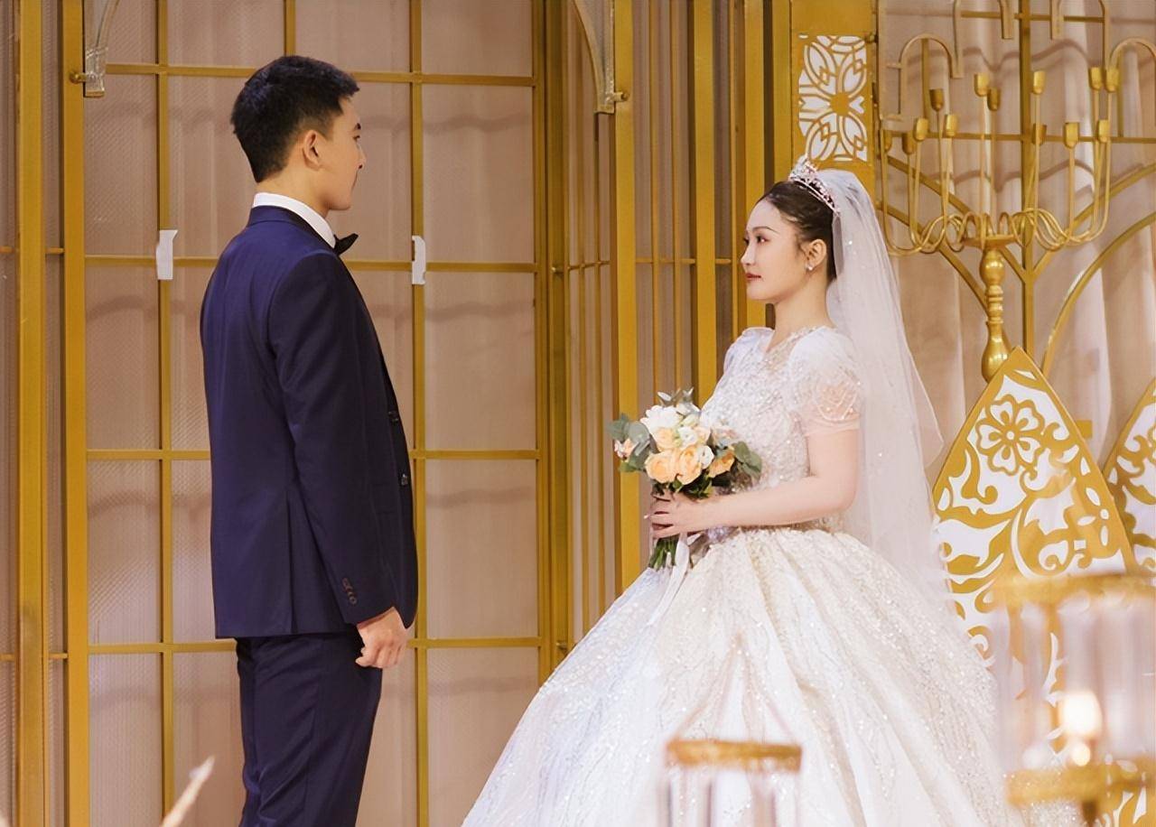 王威晒结婚照透妻子正脸,颜值高气质佳,好友杨幂录视频送祝福_身材