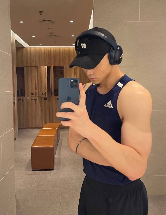 超爱自拍的时尚达人健身撸铁锻造满身肌肉自信赛过男明星