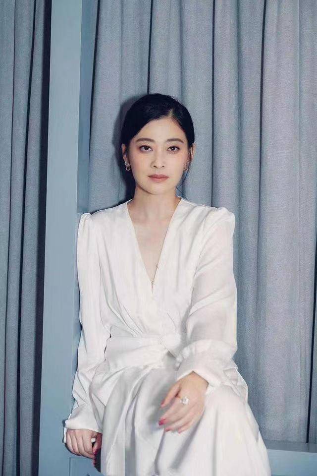 原创梅婷胖了好富态穿修身裙腰身臃肿站姿拘谨不自信