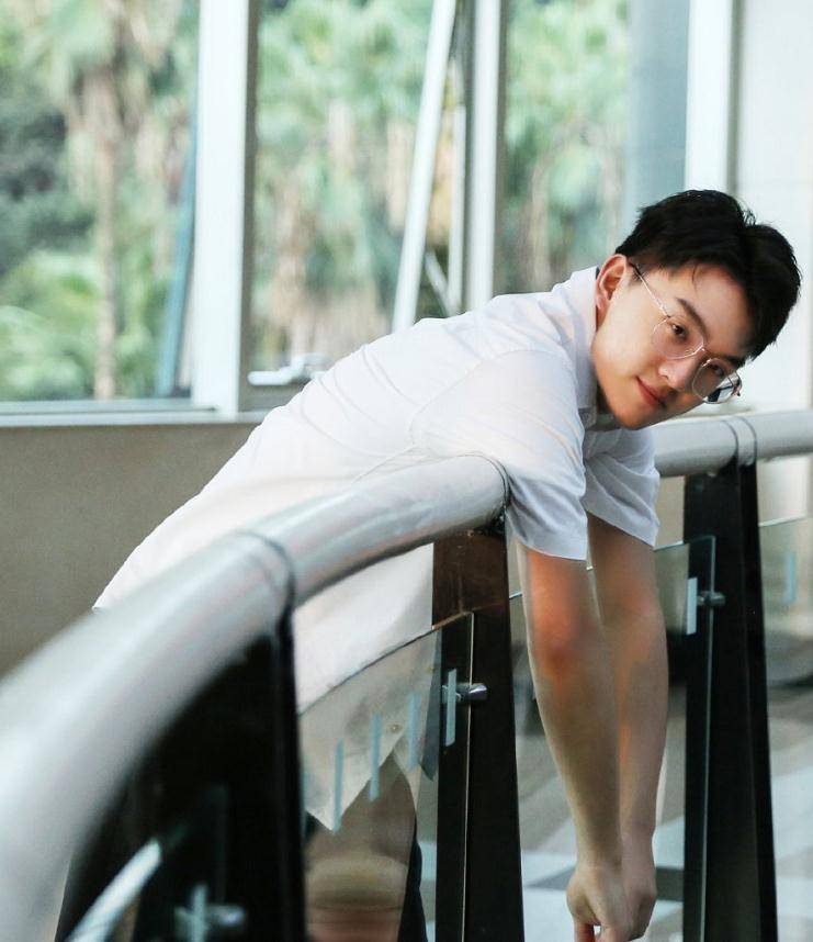 演了47部戏没红,连易烊千玺都带不动他,今20岁却帅到不敢认_郑伟_造型