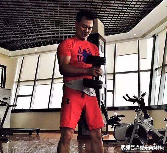 原创吴樾坐拥豪宅室内温馨舒适为老婆洗手羹汤健身有魅力