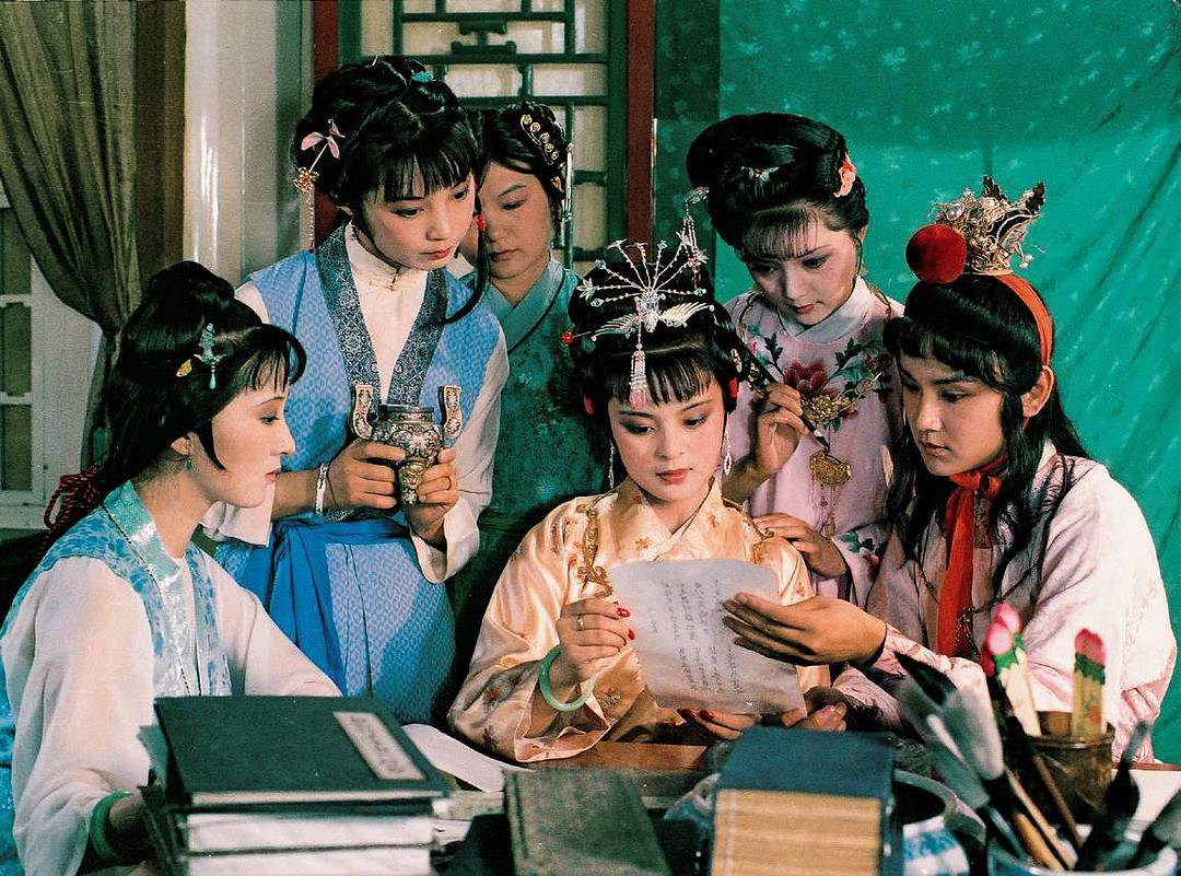 作为典型"群像戏",87版《红楼梦》每次人物集,或"诗社作诗"或"梅庵