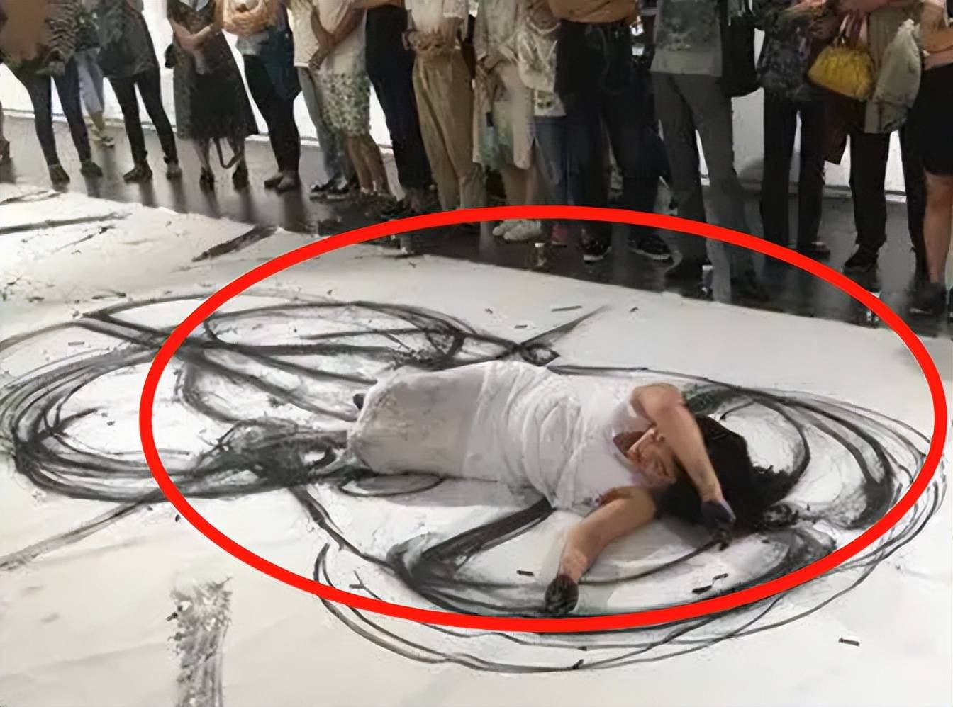 在校园做"行为艺术",但画面有些吓人,引发同学吐槽_活动_艺术类_专业