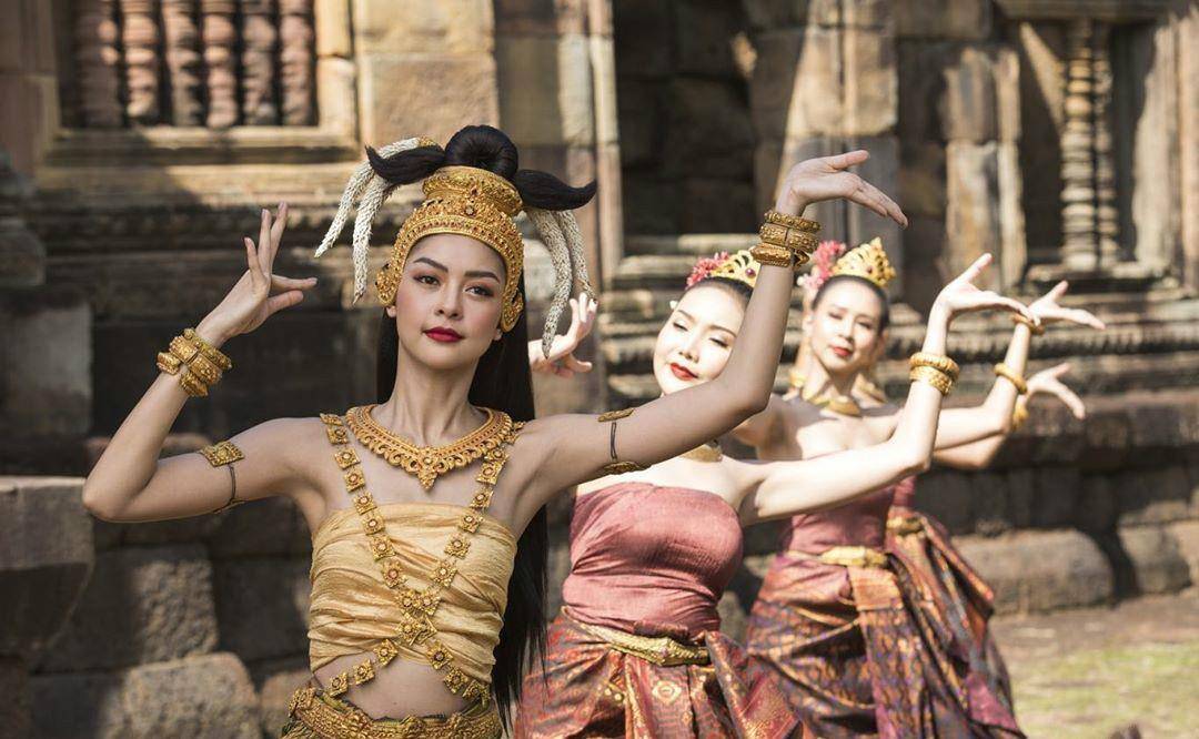 甚至于更为出奇的,则是这些泰国的演员们,在电视剧当中的装扮,确实有