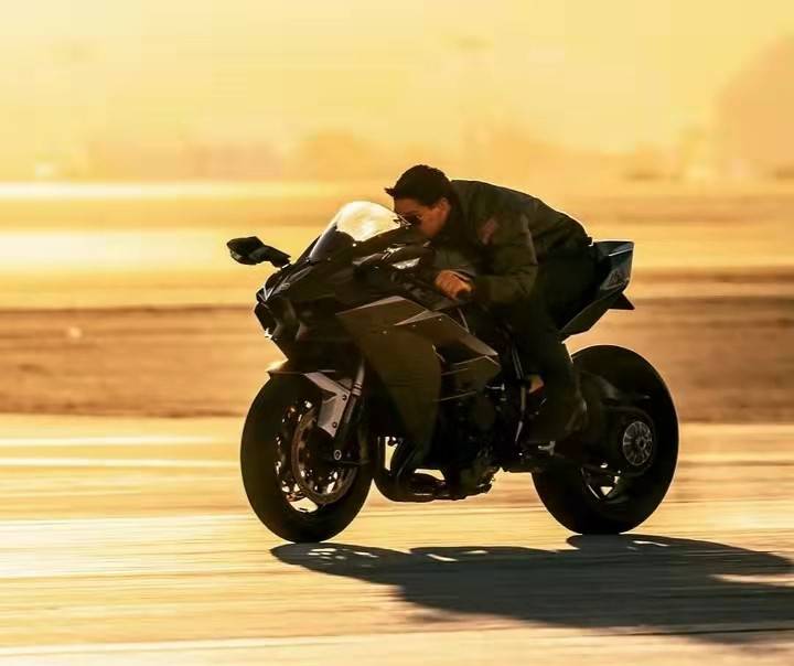 和ladygaga大方互亲,新片被赞10年最佳_壮志凌云_皮特_汤姆克鲁斯