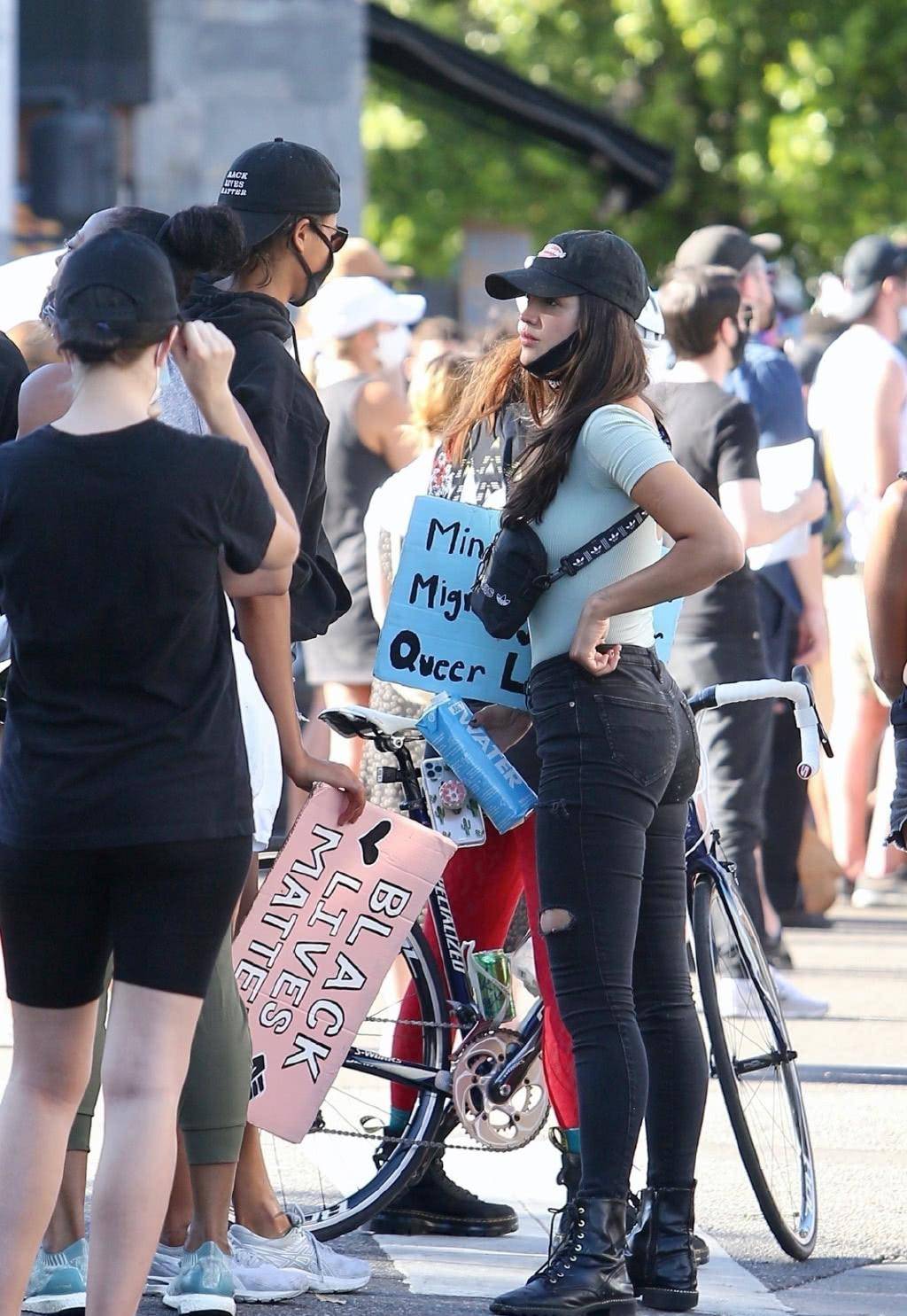 原创30岁m夫人埃扎冈萨雷斯亮相露背装紧身牛仔裤身材抢眼