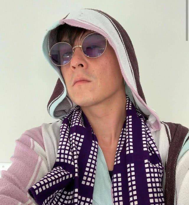 陈冠希罕见晒一家三口合照,颜值暴跌!