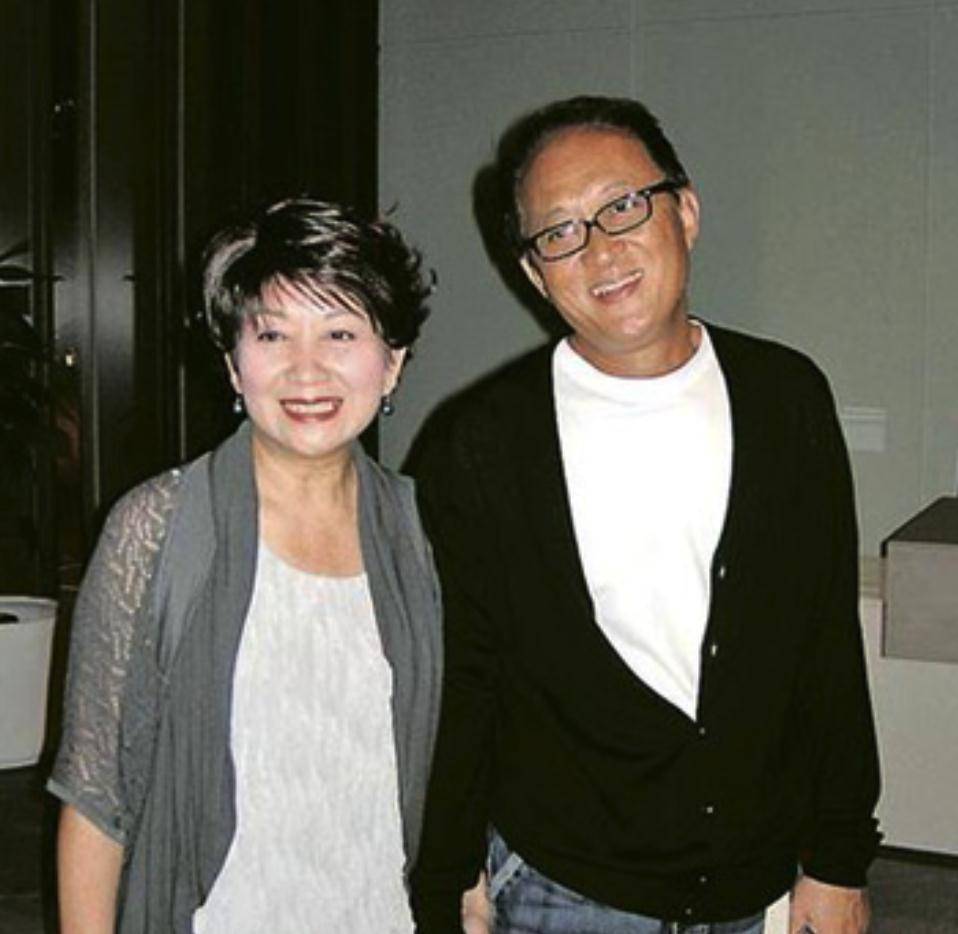 "扫地神僧"鲍方合影"垫底",编审内疚27年:应该站古天乐后面_鲍伟聪