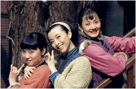 《火线三兄弟》中,泼辣干练却又不失善良的风chen女宋亚娟.