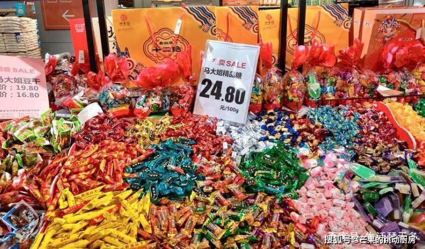 说到买糖,过去和现在真没法比,不管集市上还是超市里,糖果的种类非常
