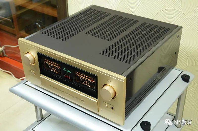 %输出功率:240 w / 8Ω,320w / 4Ω型式:综合扩大机accuphase e-5000