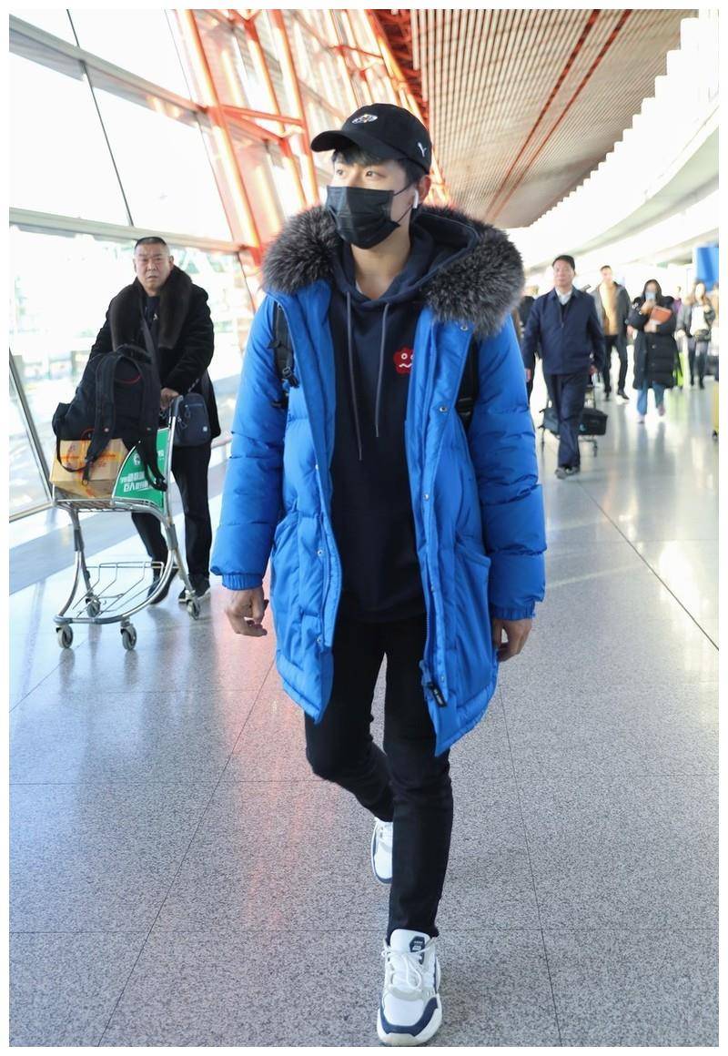 任嘉伦拼色羽绒服走机场包裹厚重不见好身材178cm身高腿真短