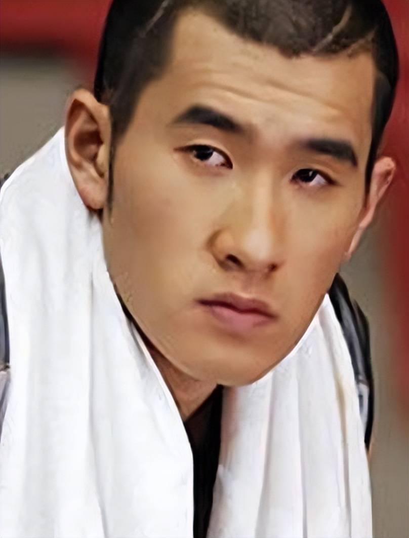 他用艺名"博焱"在娱乐圈发展,参演了很多电视剧,比如《篮球火》