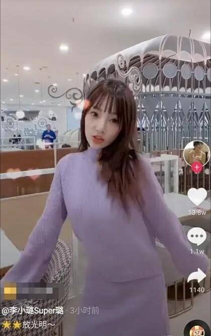 虽然,这一次甜馨并没有和妈妈一起亮相,小璐自己一