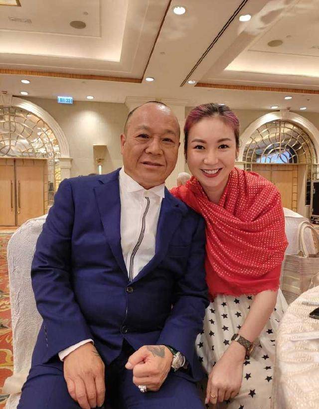 原创大b哥吴志雄女儿出嫁婚礼现场豪华气派又送金镯子又送猪