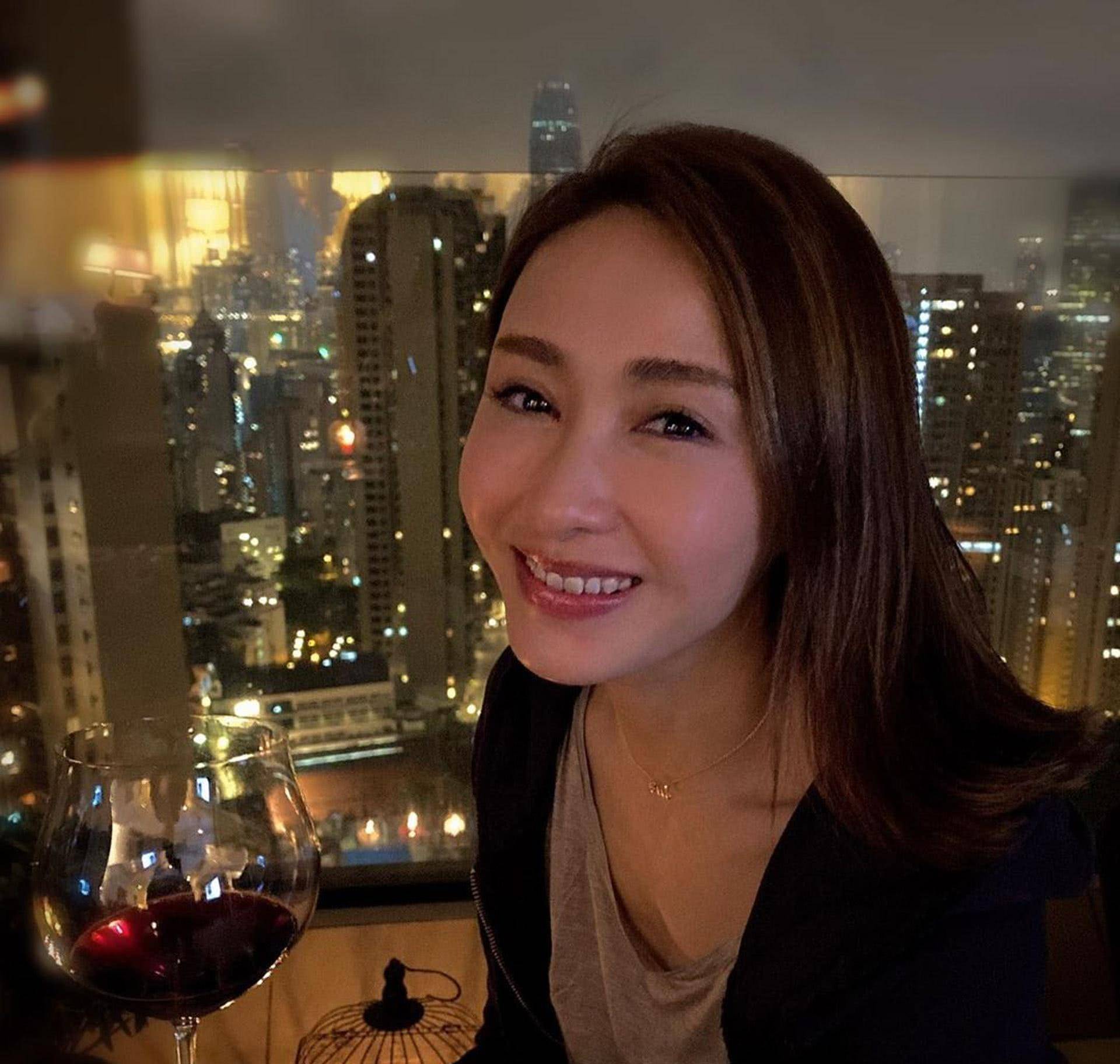 48岁黎姿忙里偷闲和朋友吃饭,脸红露醉意散发高贵气质_运动_事业_照片