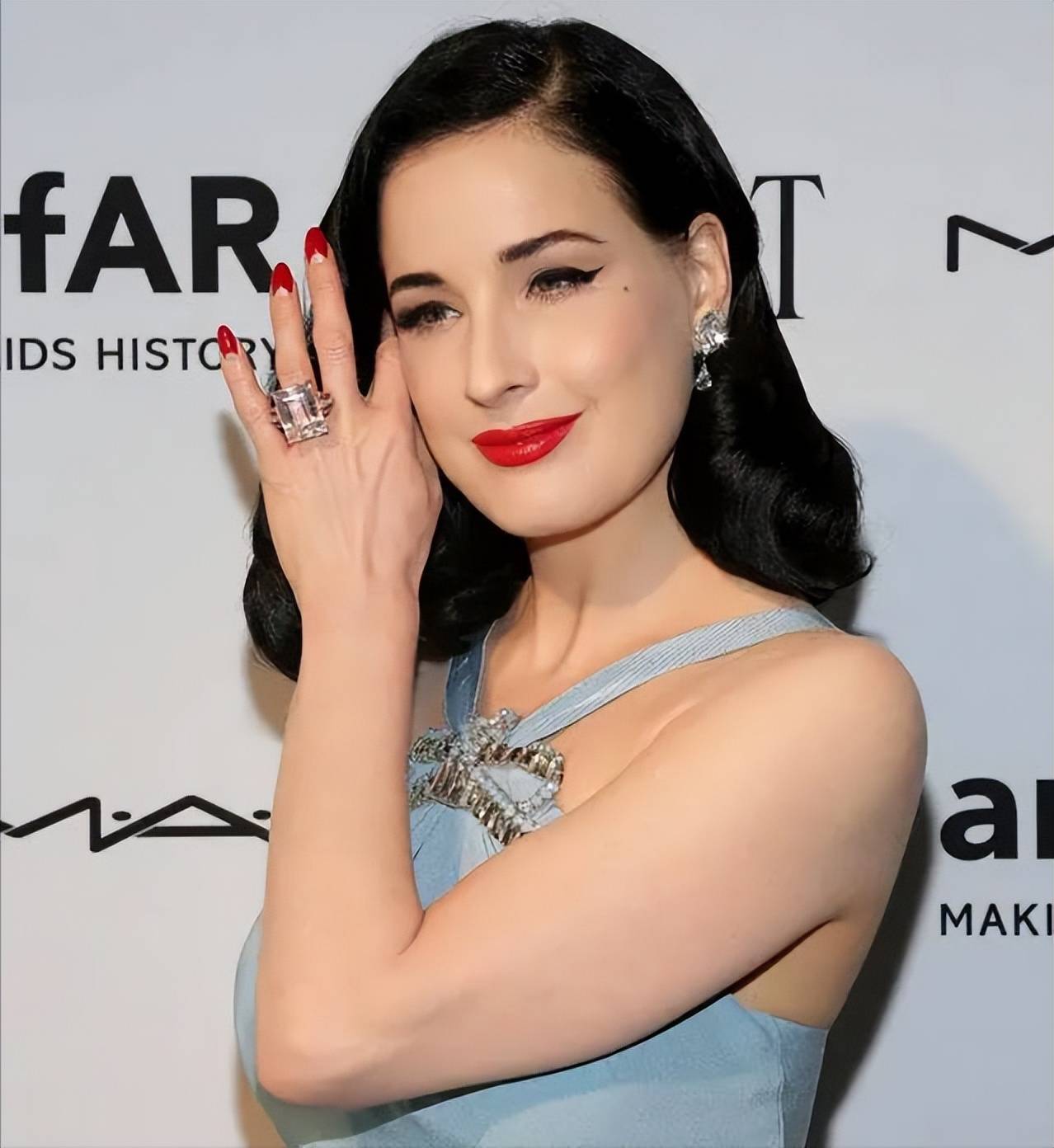 她的前夫名叫玛丽莲曼森,是同名摇滚乐队的主唱.