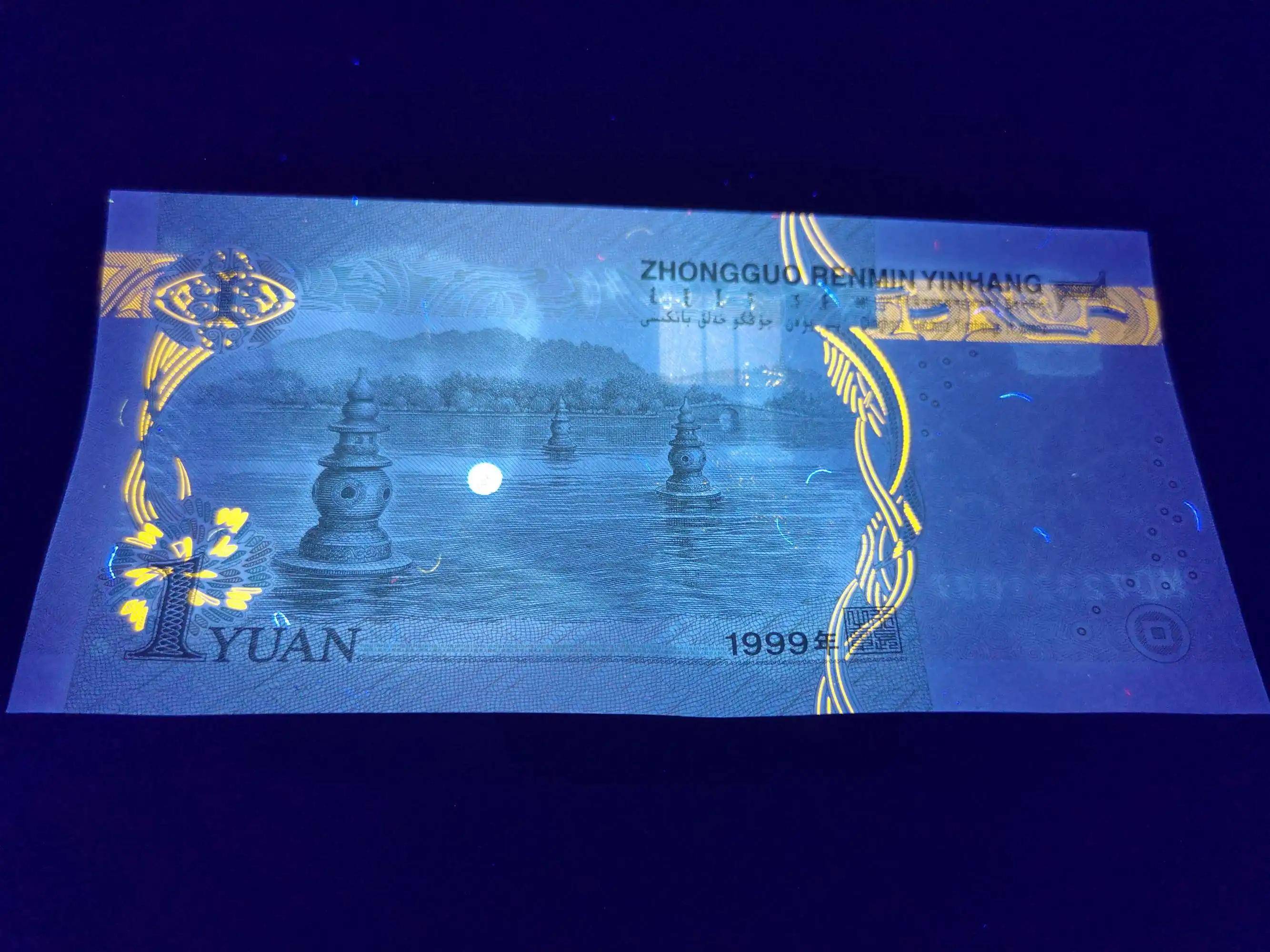 正吸引着很多收藏爱好者前去欣赏,研究讨论,如果你家也有这种月亮币